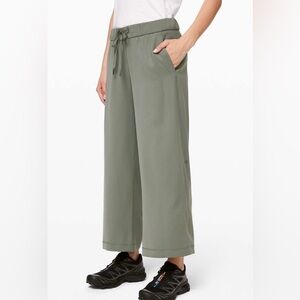 Lululemon On the Fly Wide-Leg 7/8 Pant *Woven size 10